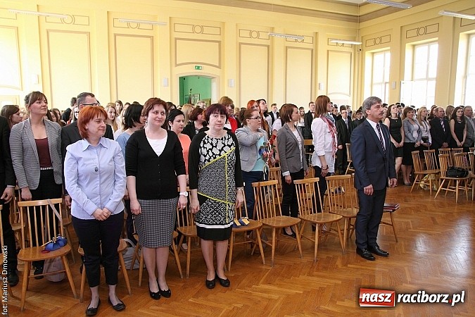 Zdjęcie w galerii na portalu naszraciborz.pl: Wszystko co dobre kiedyś się kończy. Ekonomik żegna maturzystów wiadomości z regionu
