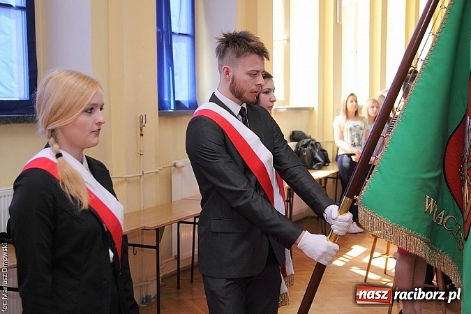 Zdjęcie w galerii na portalu naszraciborz.pl: Wszystko co dobre kiedyś się kończy. Ekonomik żegna maturzystów wiadomości z regionu