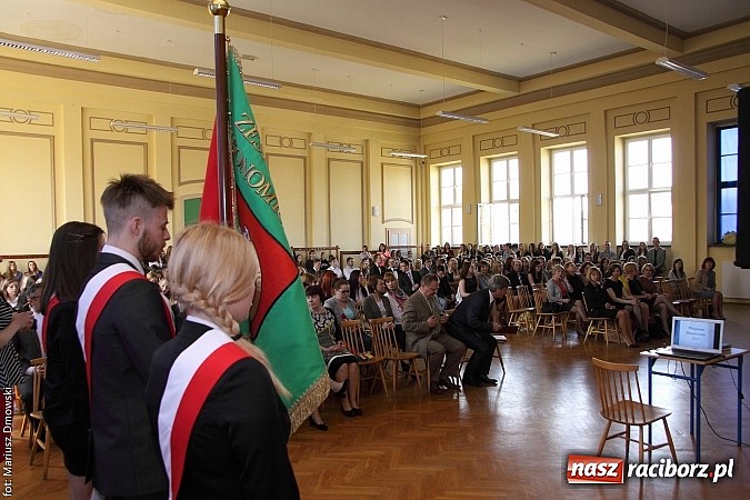 Zdjęcie w galerii na portalu naszraciborz.pl: Wszystko co dobre kiedyś się kończy. Ekonomik żegna maturzystów wiadomości z regionu