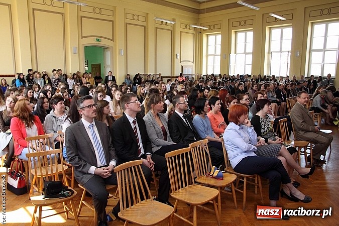 Zdjęcie w galerii na portalu naszraciborz.pl: Wszystko co dobre kiedyś się kończy. Ekonomik żegna maturzystów wiadomości z regionu