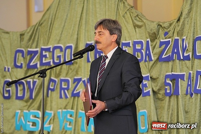 Zdjęcie w galerii na portalu naszraciborz.pl: Wszystko co dobre kiedyś się kończy. Ekonomik żegna maturzystów wiadomości z regionu