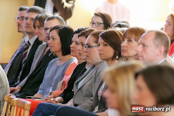 Zdjęcie w galerii na portalu naszraciborz.pl: Wszystko co dobre kiedyś się kończy. Ekonomik żegna maturzystów wiadomości z regionu