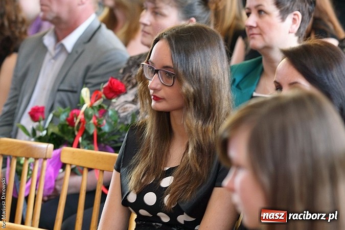 Zdjęcie w galerii na portalu naszraciborz.pl: Wszystko co dobre kiedyś się kończy. Ekonomik żegna maturzystów wiadomości z regionu