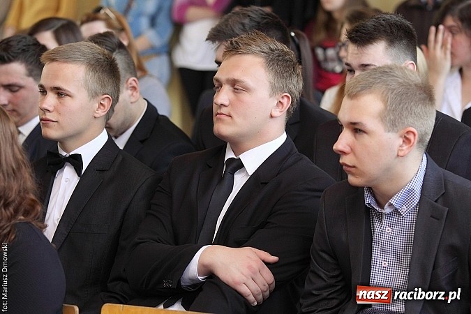Zdjęcie w galerii na portalu naszraciborz.pl: Wszystko co dobre kiedyś się kończy. Ekonomik żegna maturzystów wiadomości z regionu
