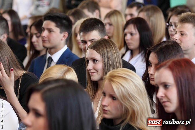 Zdjęcie w galerii na portalu naszraciborz.pl: Wszystko co dobre kiedyś się kończy. Ekonomik żegna maturzystów wiadomości z regionu