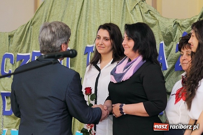 Zdjęcie w galerii na portalu naszraciborz.pl: Wszystko co dobre kiedyś się kończy. Ekonomik żegna maturzystów wiadomości z regionu