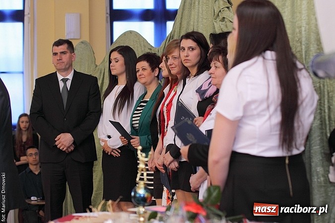 Zdjęcie w galerii na portalu naszraciborz.pl: Wszystko co dobre kiedyś się kończy. Ekonomik żegna maturzystów wiadomości z regionu