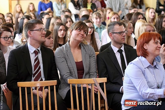 Zdjęcie w galerii na portalu naszraciborz.pl: Wszystko co dobre kiedyś się kończy. Ekonomik żegna maturzystów wiadomości z regionu