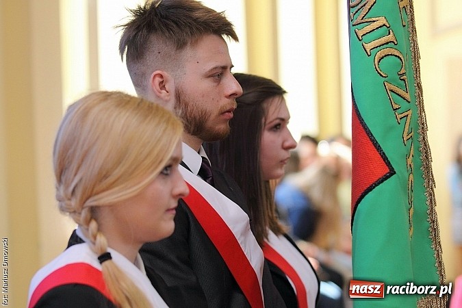 Zdjęcie w galerii na portalu naszraciborz.pl: Wszystko co dobre kiedyś się kończy. Ekonomik żegna maturzystów wiadomości z regionu