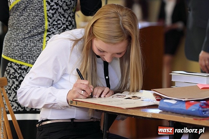 Zdjęcie w galerii na portalu naszraciborz.pl: Wszystko co dobre kiedyś się kończy. Ekonomik żegna maturzystów wiadomości z regionu