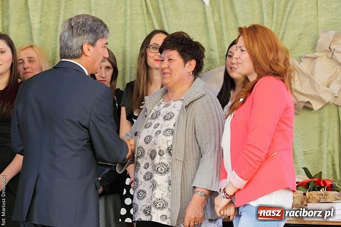 Zdjęcie w galerii na portalu naszraciborz.pl: Wszystko co dobre kiedyś się kończy. Ekonomik żegna maturzystów wiadomości z regionu