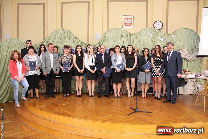 Zdjęcie w galerii na portalu naszraciborz.pl: Wszystko co dobre kiedyś się kończy. Ekonomik żegna maturzystów wiadomości z regionu