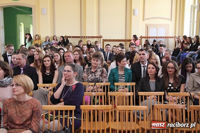 Zdjęcie w galerii na portalu naszraciborz.pl: Wszystko co dobre kiedyś się kończy. Ekonomik żegna maturzystów wiadomości z regionu