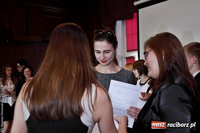 Zdjęcie w galerii na portalu naszraciborz.pl: Tegoroczni maturzyści opuścili mury Kasprowicza. Przed nimi już tylko matura wiadomości z regionu