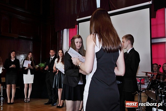 Zdjęcie w galerii na portalu naszraciborz.pl: Tegoroczni maturzyści opuścili mury Kasprowicza. Przed nimi już tylko matura wiadomości z regionu