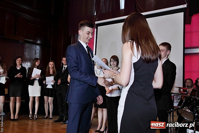 Zdjęcie w galerii na portalu naszraciborz.pl: Tegoroczni maturzyści opuścili mury Kasprowicza. Przed nimi już tylko matura wiadomości z regionu