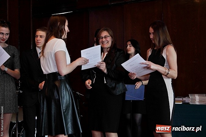 Zdjęcie w galerii na portalu naszraciborz.pl: Tegoroczni maturzyści opuścili mury Kasprowicza. Przed nimi już tylko matura wiadomości z regionu