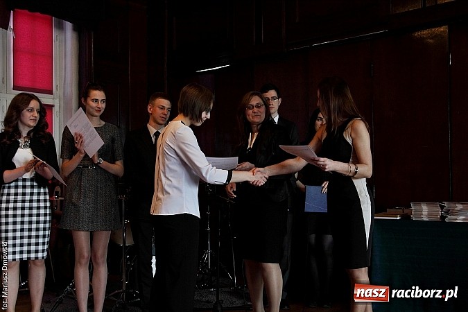 Zdjęcie w galerii na portalu naszraciborz.pl: Tegoroczni maturzyści opuścili mury Kasprowicza. Przed nimi już tylko matura wiadomości z regionu