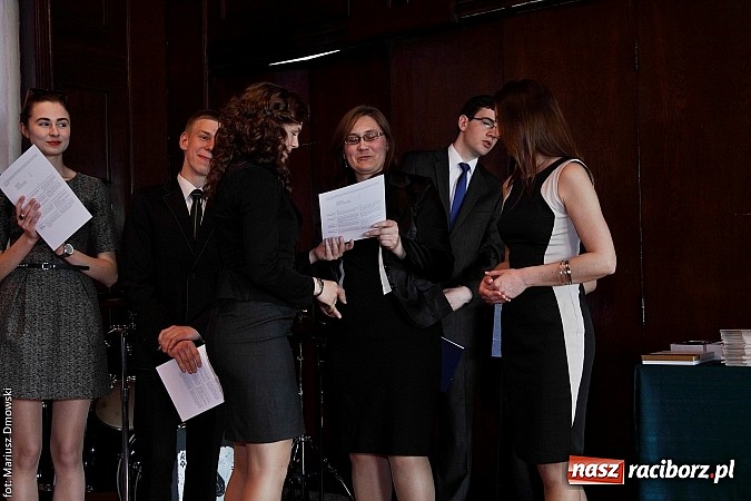 Zdjęcie w galerii na portalu naszraciborz.pl: Tegoroczni maturzyści opuścili mury Kasprowicza. Przed nimi już tylko matura wiadomości z regionu