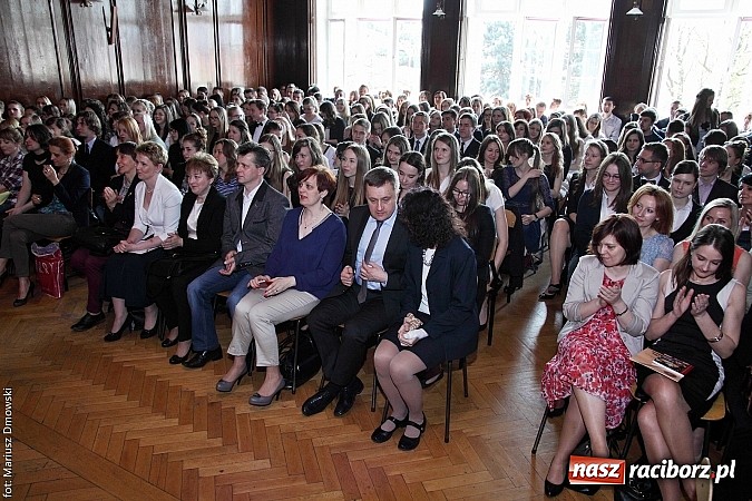 Zdjęcie w galerii na portalu naszraciborz.pl: Tegoroczni maturzyści opuścili mury Kasprowicza. Przed nimi już tylko matura wiadomości z regionu