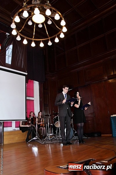 Zdjęcie w galerii na portalu naszraciborz.pl: Tegoroczni maturzyści opuścili mury Kasprowicza. Przed nimi już tylko matura wiadomości z regionu