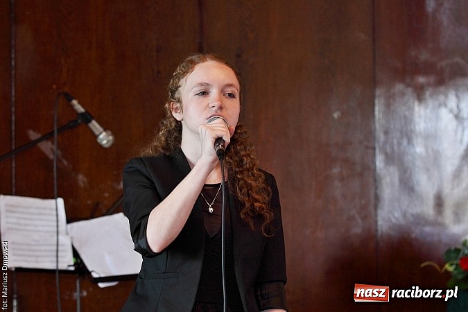 Zdjęcie w galerii na portalu naszraciborz.pl: Tegoroczni maturzyści opuścili mury Kasprowicza. Przed nimi już tylko matura wiadomości z regionu