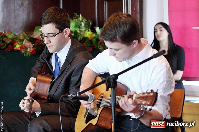 Zdjęcie w galerii na portalu naszraciborz.pl: Tegoroczni maturzyści opuścili mury Kasprowicza. Przed nimi już tylko matura wiadomości z regionu