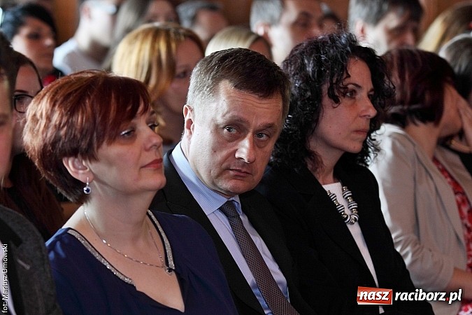 Zdjęcie w galerii na portalu naszraciborz.pl: Tegoroczni maturzyści opuścili mury Kasprowicza. Przed nimi już tylko matura wiadomości z regionu