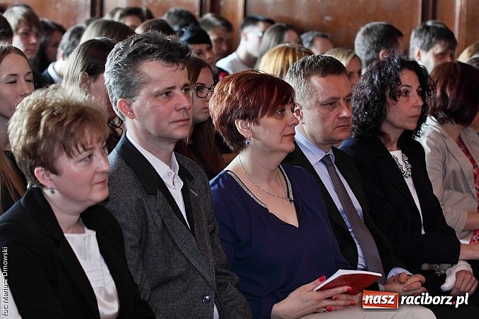 Zdjęcie w galerii na portalu naszraciborz.pl: Tegoroczni maturzyści opuścili mury Kasprowicza. Przed nimi już tylko matura wiadomości z regionu