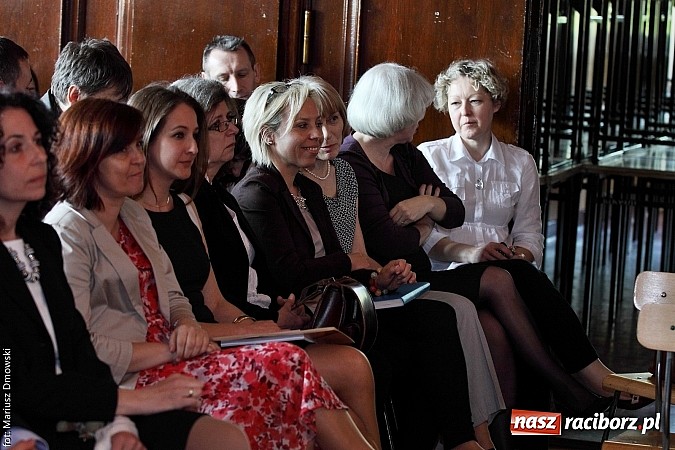 Zdjęcie w galerii na portalu naszraciborz.pl: Tegoroczni maturzyści opuścili mury Kasprowicza. Przed nimi już tylko matura wiadomości z regionu