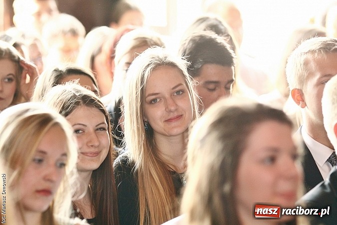 Zdjęcie w galerii na portalu naszraciborz.pl: Tegoroczni maturzyści opuścili mury Kasprowicza. Przed nimi już tylko matura wiadomości z regionu