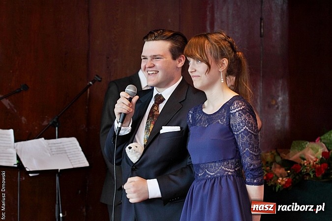 Zdjęcie w galerii na portalu naszraciborz.pl: Tegoroczni maturzyści opuścili mury Kasprowicza. Przed nimi już tylko matura wiadomości z regionu