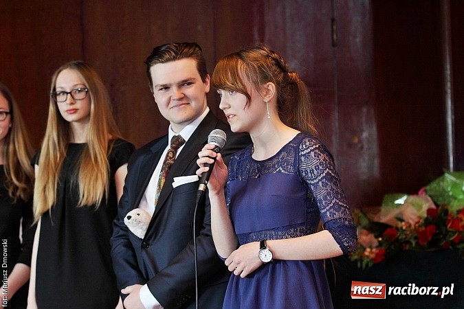 Zdjęcie w galerii na portalu naszraciborz.pl: Tegoroczni maturzyści opuścili mury Kasprowicza. Przed nimi już tylko matura wiadomości z regionu