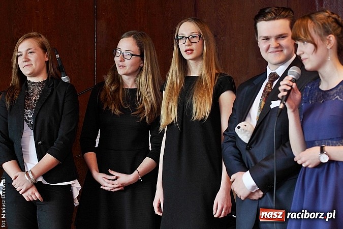 Zdjęcie w galerii na portalu naszraciborz.pl: Tegoroczni maturzyści opuścili mury Kasprowicza. Przed nimi już tylko matura wiadomości z regionu