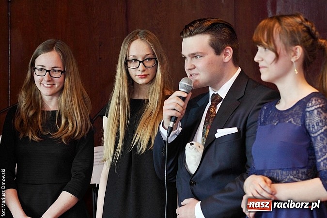 Zdjęcie w galerii na portalu naszraciborz.pl: Tegoroczni maturzyści opuścili mury Kasprowicza. Przed nimi już tylko matura wiadomości z regionu