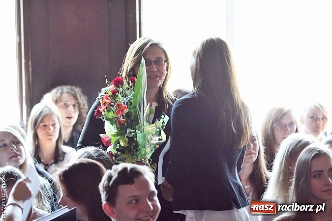 Zdjęcie w galerii na portalu naszraciborz.pl: Tegoroczni maturzyści opuścili mury Kasprowicza. Przed nimi już tylko matura wiadomości z regionu