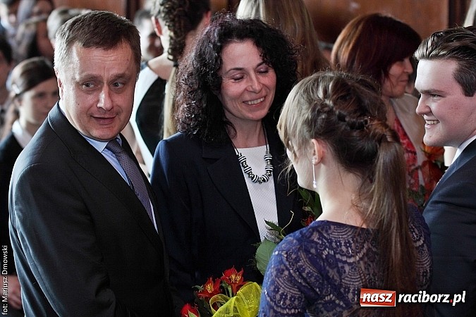 Zdjęcie w galerii na portalu naszraciborz.pl: Tegoroczni maturzyści opuścili mury Kasprowicza. Przed nimi już tylko matura wiadomości z regionu