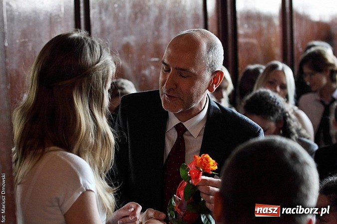 Zdjęcie w galerii na portalu naszraciborz.pl: Tegoroczni maturzyści opuścili mury Kasprowicza. Przed nimi już tylko matura wiadomości z regionu