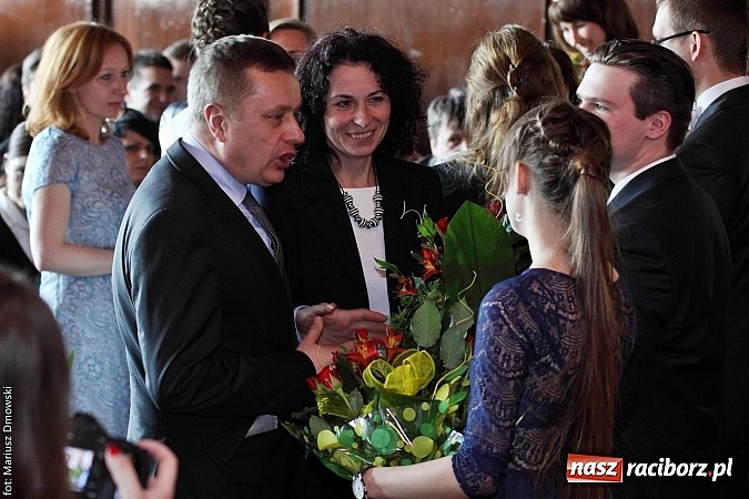 Zdjęcie w galerii na portalu naszraciborz.pl: Tegoroczni maturzyści opuścili mury Kasprowicza. Przed nimi już tylko matura wiadomości z regionu