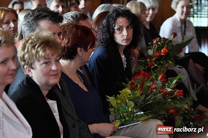 Zdjęcie w galerii na portalu naszraciborz.pl: Tegoroczni maturzyści opuścili mury Kasprowicza. Przed nimi już tylko matura wiadomości z regionu