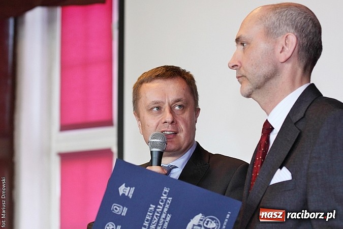 Zdjęcie w galerii na portalu naszraciborz.pl: Tegoroczni maturzyści opuścili mury Kasprowicza. Przed nimi już tylko matura wiadomości z regionu