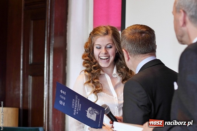 Zdjęcie w galerii na portalu naszraciborz.pl: Tegoroczni maturzyści opuścili mury Kasprowicza. Przed nimi już tylko matura wiadomości z regionu