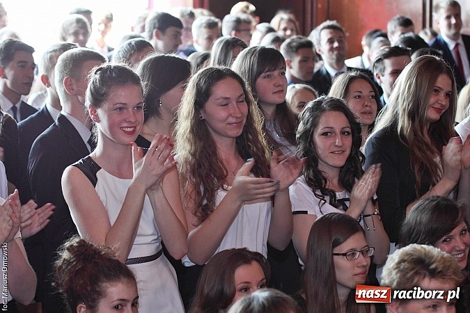 Zdjęcie w galerii na portalu naszraciborz.pl: Tegoroczni maturzyści opuścili mury Kasprowicza. Przed nimi już tylko matura wiadomości z regionu