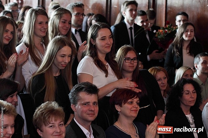 Zdjęcie w galerii na portalu naszraciborz.pl: Tegoroczni maturzyści opuścili mury Kasprowicza. Przed nimi już tylko matura wiadomości z regionu