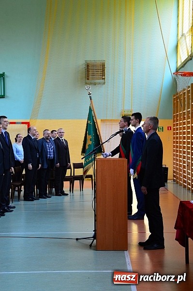 Zdjęcie w galerii na portalu naszraciborz.pl: Absolwenci Mechanika odebrali świadectwa ukończenia szkoły wiadomości z regionu