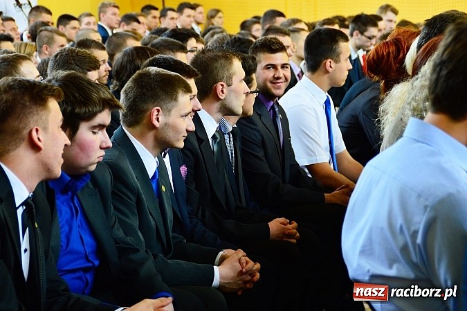 Zdjęcie w galerii na portalu naszraciborz.pl: Absolwenci Mechanika odebrali świadectwa ukończenia szkoły wiadomości z regionu