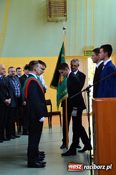 Zdjęcie w galerii na portalu naszraciborz.pl: Absolwenci Mechanika odebrali świadectwa ukończenia szkoły wiadomości z regionu