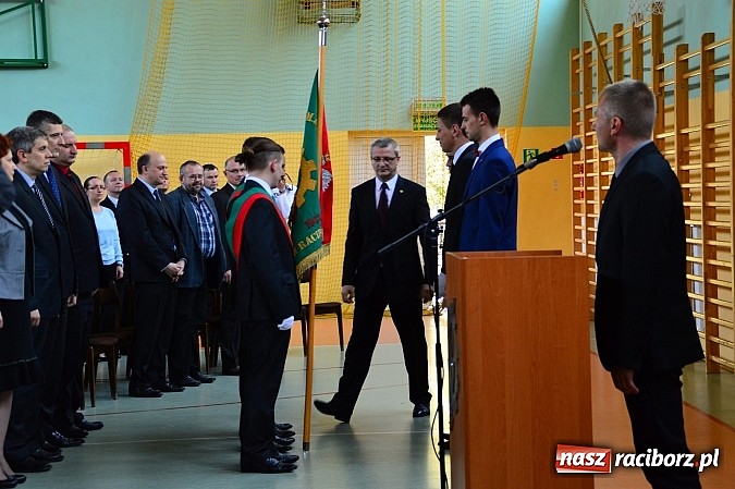 Zdjęcie w galerii na portalu naszraciborz.pl: Absolwenci Mechanika odebrali świadectwa ukończenia szkoły wiadomości z regionu