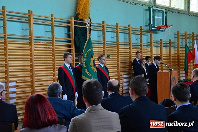 Zdjęcie w galerii na portalu naszraciborz.pl: Absolwenci Mechanika odebrali świadectwa ukończenia szkoły wiadomości z regionu
