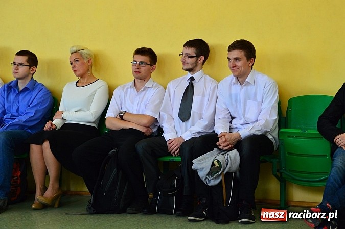 Zdjęcie w galerii na portalu naszraciborz.pl: Absolwenci Mechanika odebrali świadectwa ukończenia szkoły wiadomości z regionu